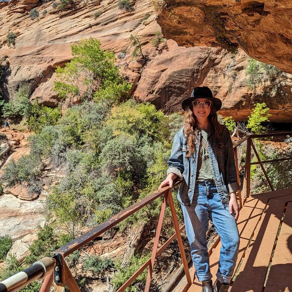 Meet your Posher, Madison - Picture 2 of 2